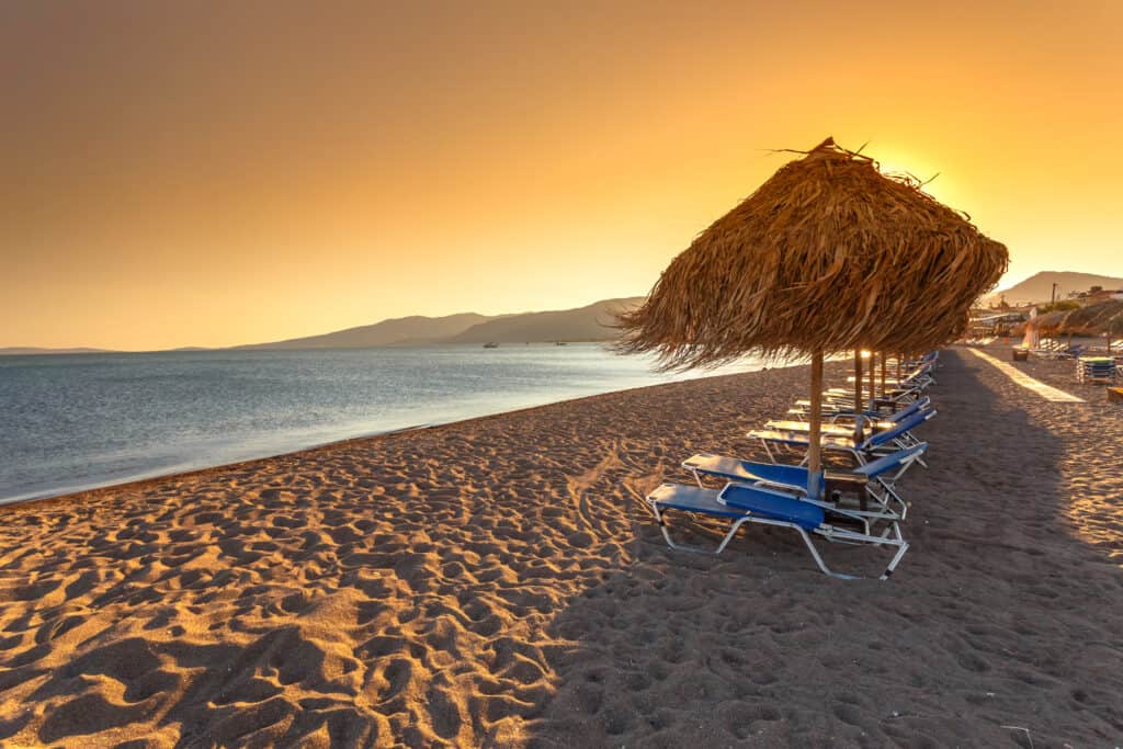 Ligbedden op een Grieks strand