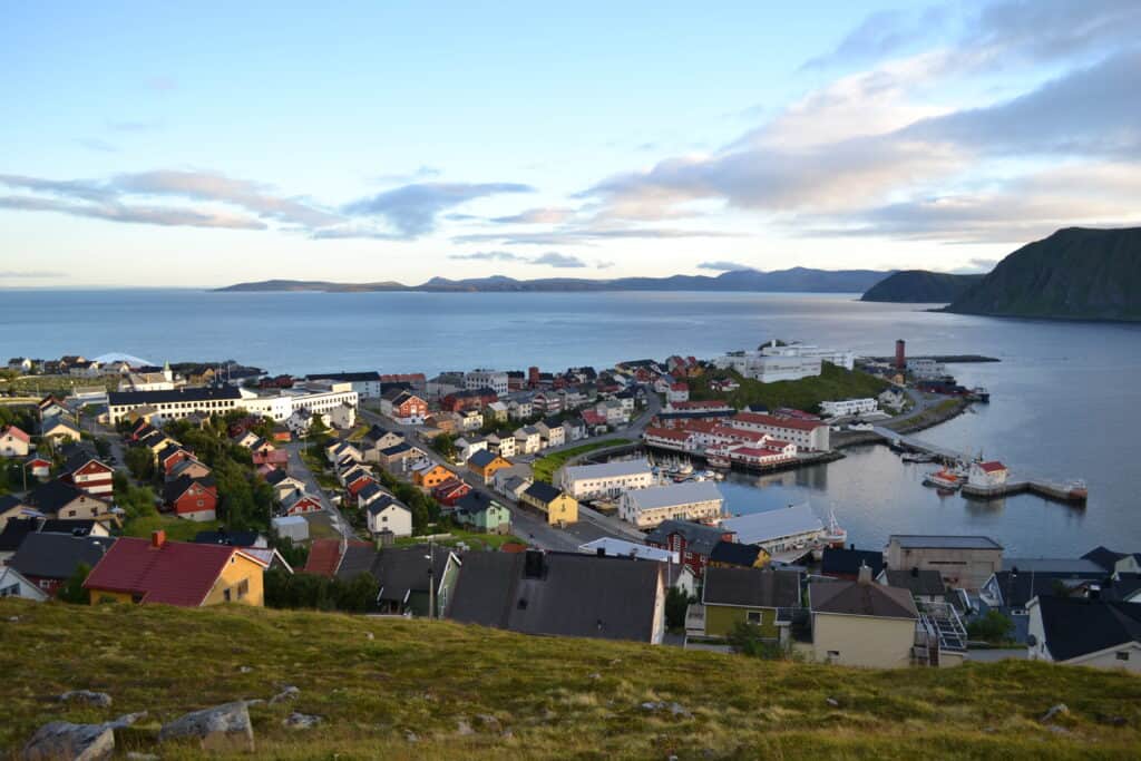 Uitzicht over Honningsvåg in Noorwegen