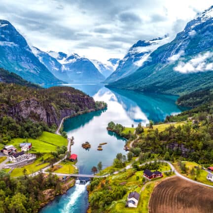 Uitzicht over een noors fjord