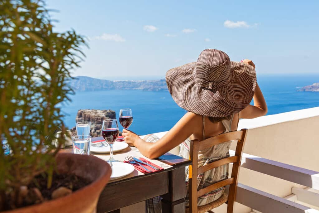 Wijntje drinken op een terras in Griekenland