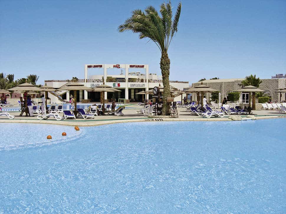 Zwembad van Aladdin Beach Resort in Hurghada, Rode Zee, Egypte