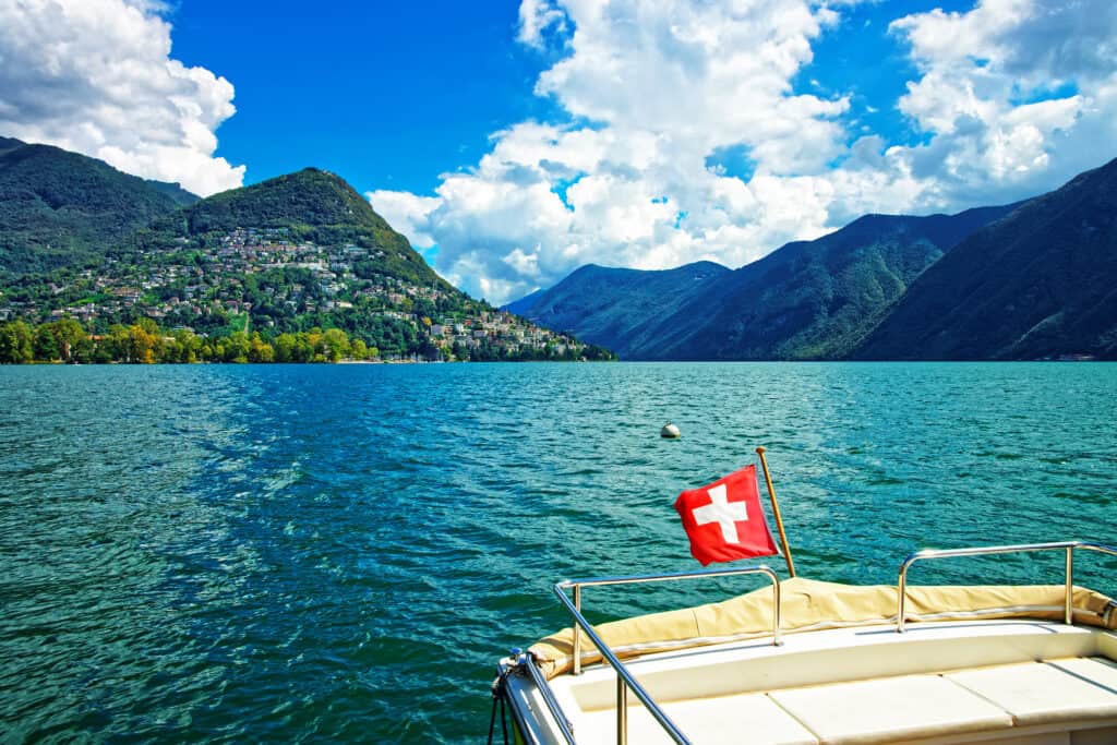 Boot met Zwitserse vlag op het meer van Lugano