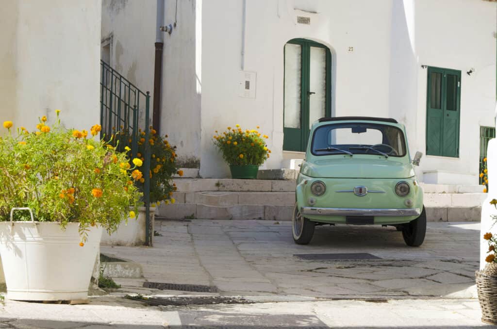 Fiat 500 in een oude straat in Italië