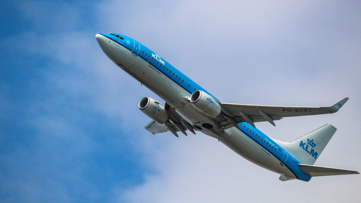 KLM vliegtuig stijgt op