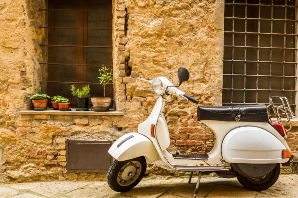 Vespa scooter in Italië