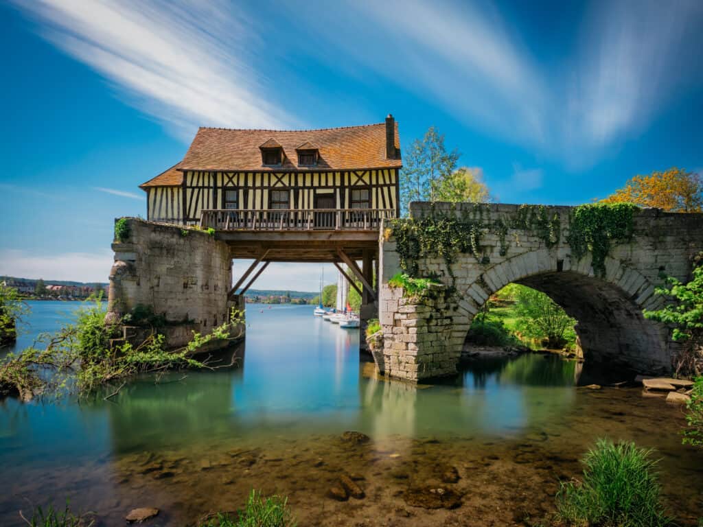 Huis met een brug over de Seine, Frankrijk