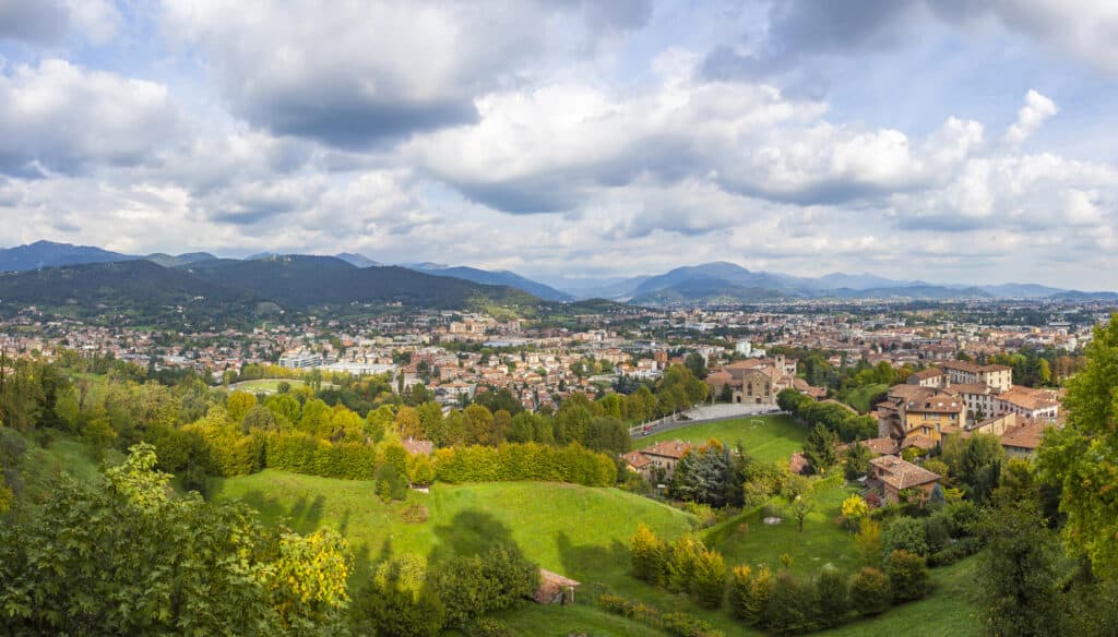 Panoramisch uitzicht over de stad Bergamo in Italië