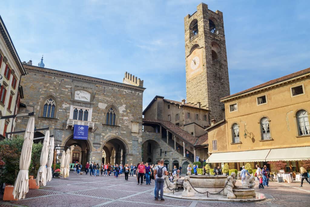 Toeristen bij Piazza Vecchia van Citta Alta in Bergamo, Italië