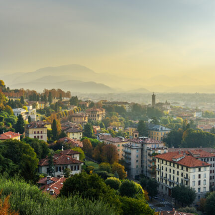 Uitzicht op Bergamo vanaf Porta San Giacomo Gate in de ochtend
