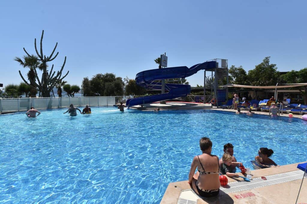 Glijbaan en zwembad van Parkim Ayaz in Gümbet, Zuid-Egeïsche Kust, Turkije