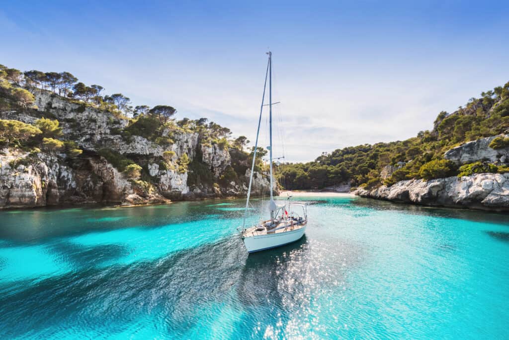 Een boot in de laguna van Menorca, Balearen