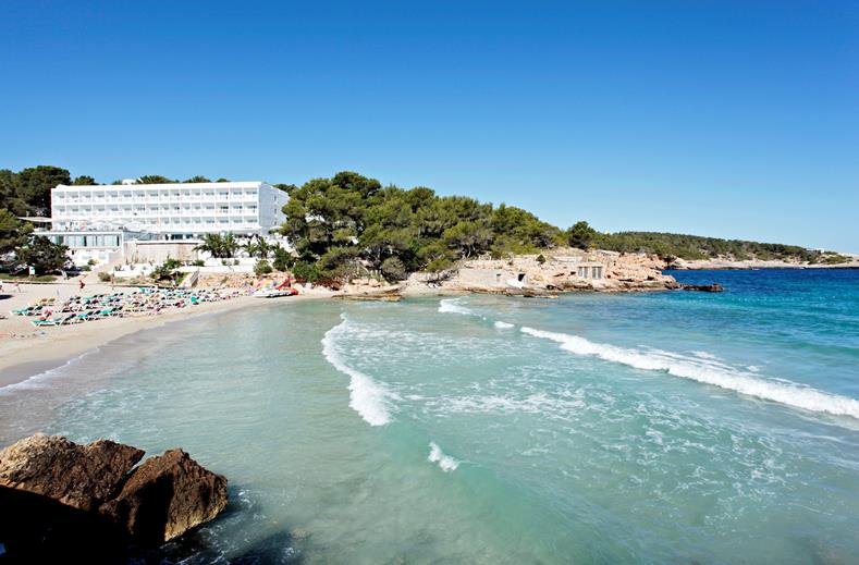 Strand van Grupotel Ibiza Beach resort in Cala Portinatx, Spanje