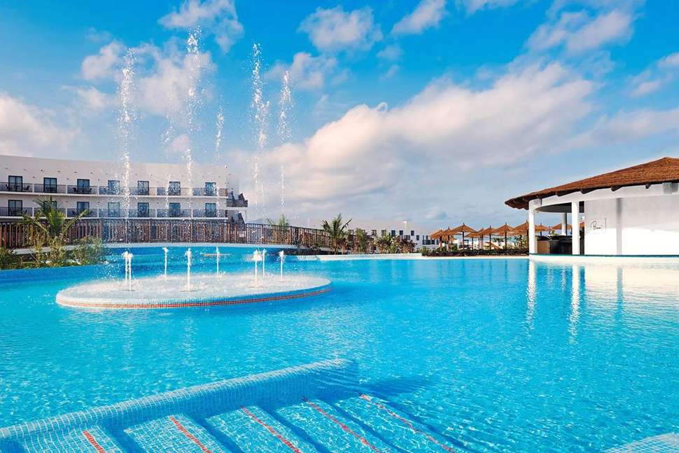 Zwembad van Meliá Dunas Beach Resort & Spa in Santa Maria, Sal, Kaapverdië
