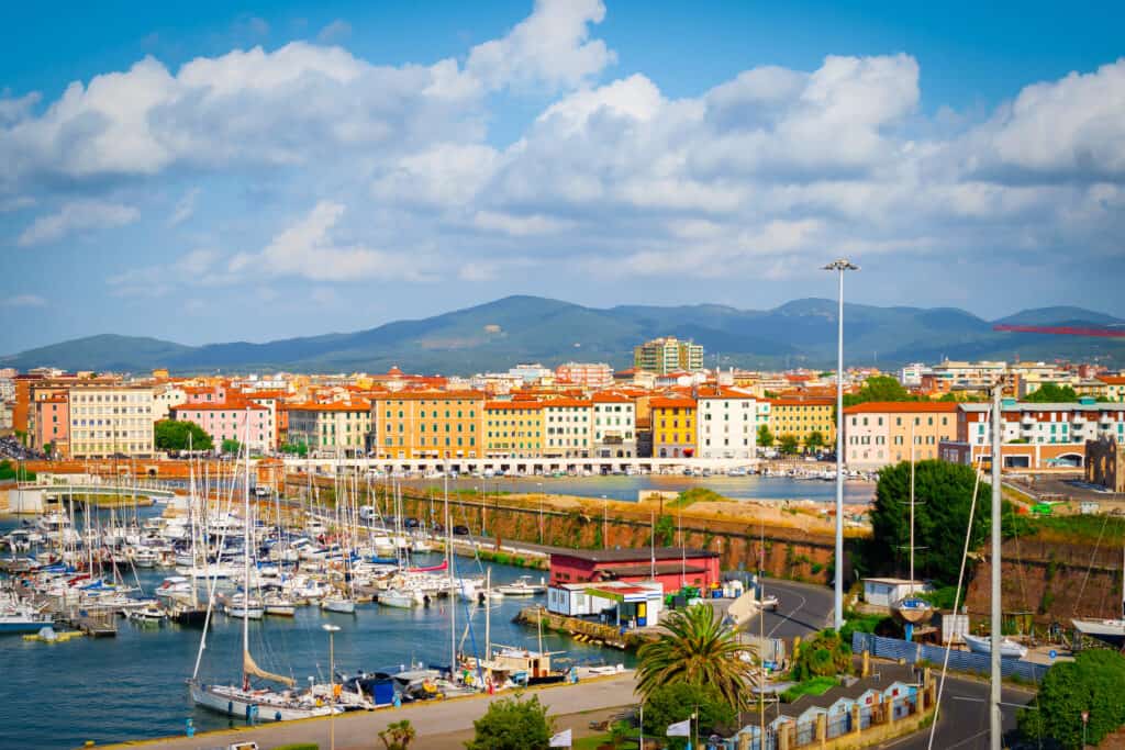 Uitzicht op Livorno en de haven met veel zeilboten