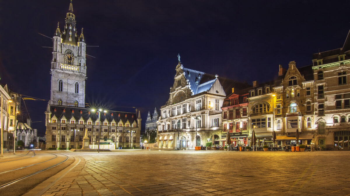 Sint Bavo-plein en de Belfort toren bij nacht in Gent, België