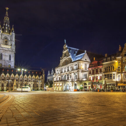 Sint bavo-plein en de belfort toren bij nacht in gent, belgië