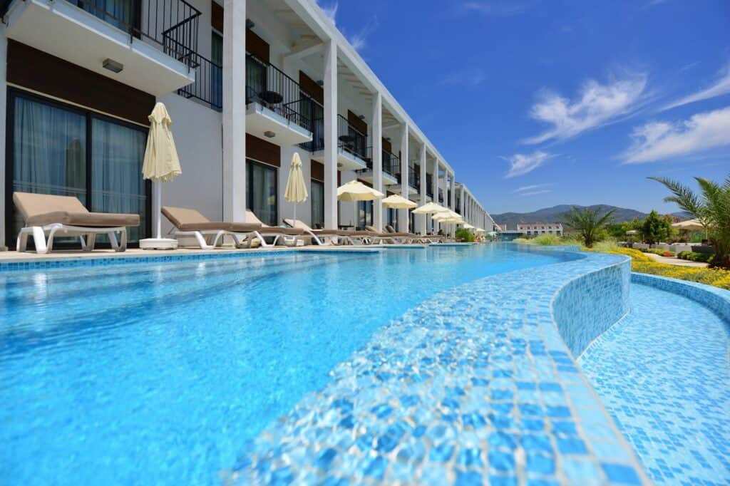 Zwembad voor de swim-up kamers van Jiva Beach Resort