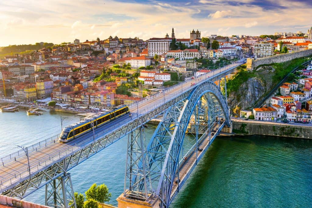 Beroemde brug in Porto en uitzicht over de stad