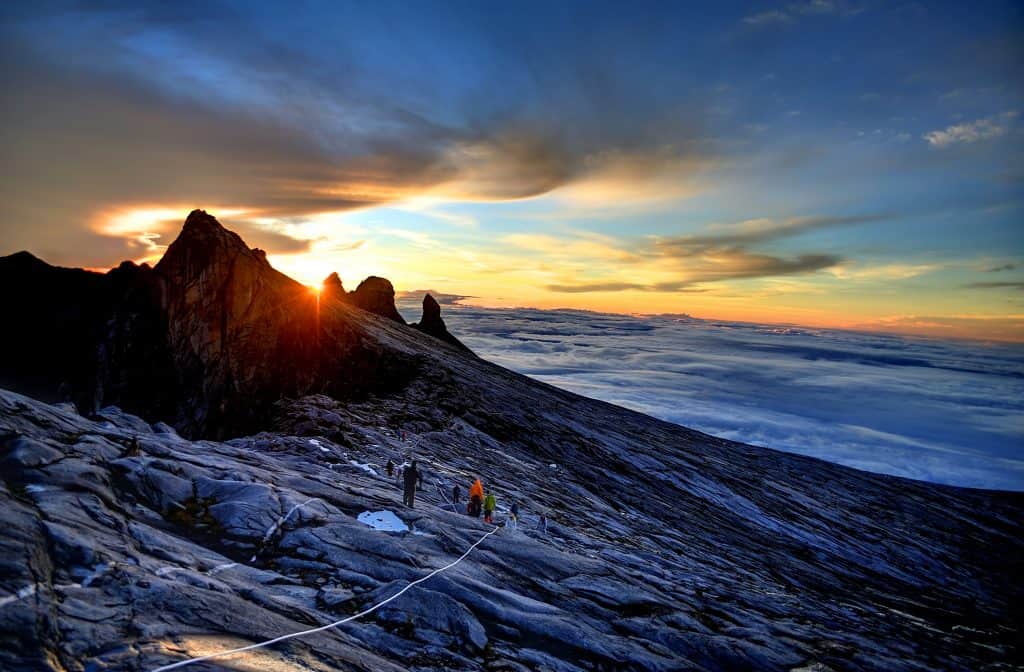 Top van Mount Kinabalu met zonsopgang in Maleisië