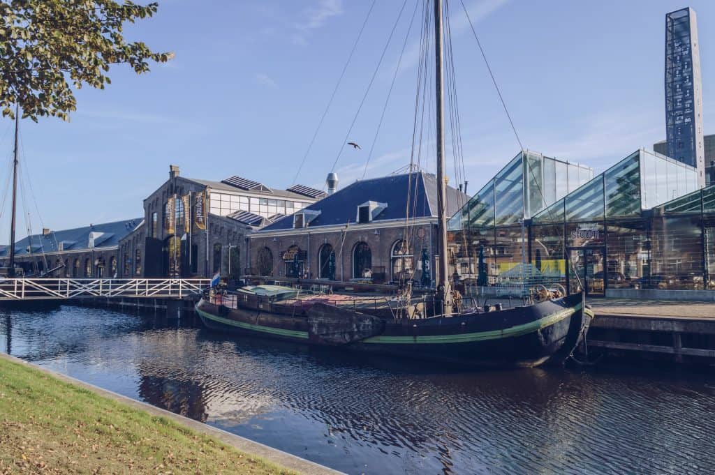 Antiek schip voor een restaurant in Den Helder
