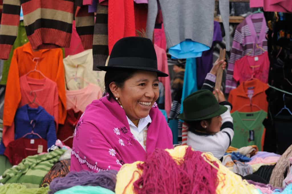 Ecuadoriaanse vrouw in traditionele kleding op een markt in Ecuador