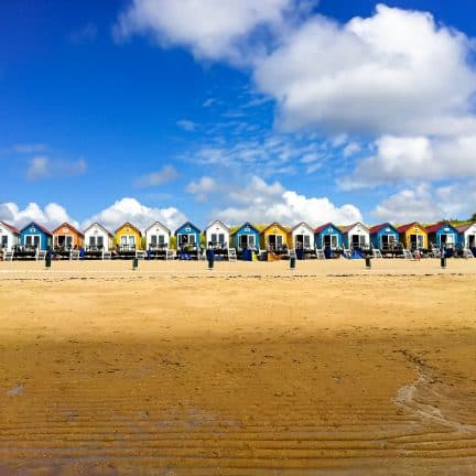 Kleurrijke huisjes op het strand in Vlissingen, Zeeland