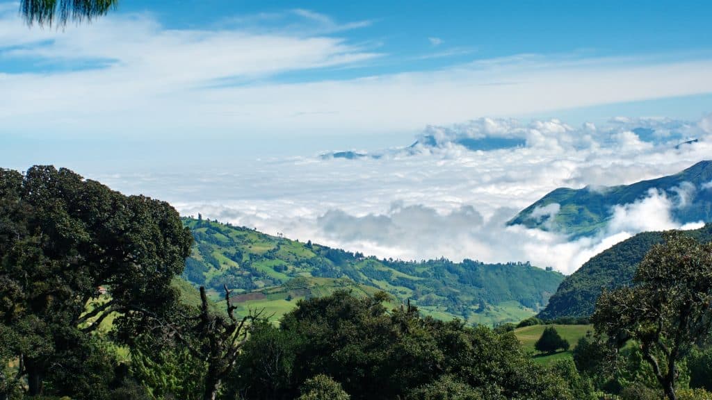 Uitzicht over de groene bergen boven de wolken nabij Cuenca, Ecuador