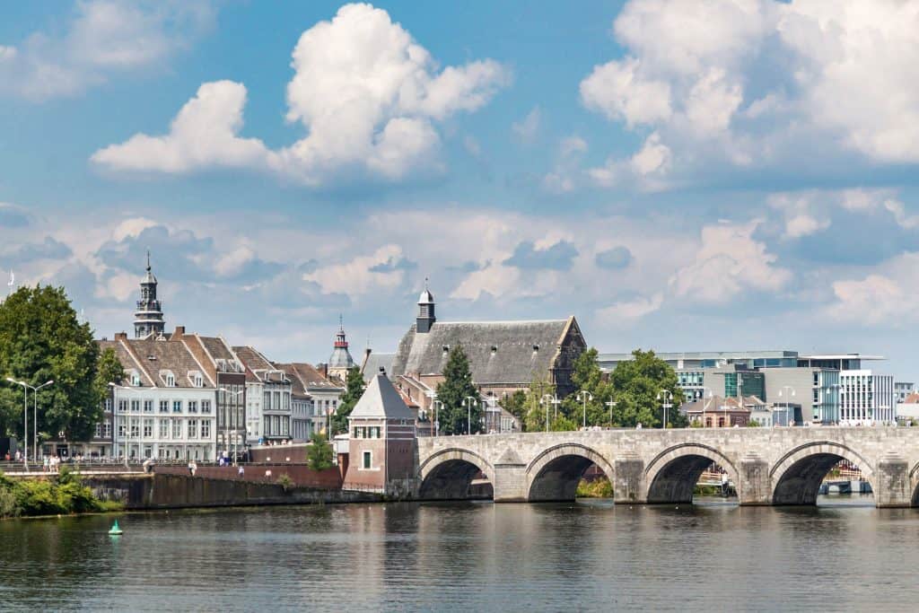 Uitzicht op Maastricht met bekende brug