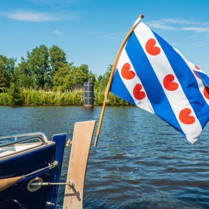 Boot met vlag op een meer in Friesland