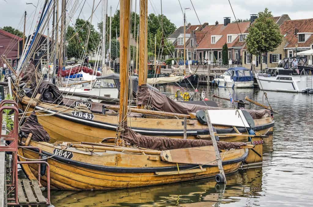 Historische vissersboten in de haven van Elburg