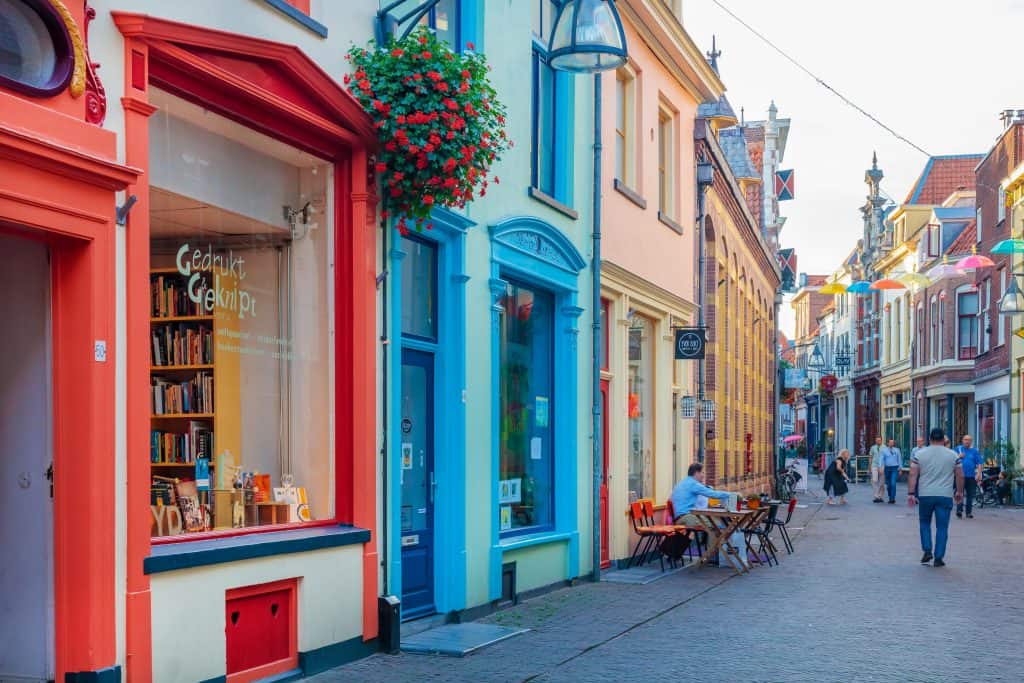 Kleurrijke winkelstraat met café in het oude centrum van Deventer, Nederland