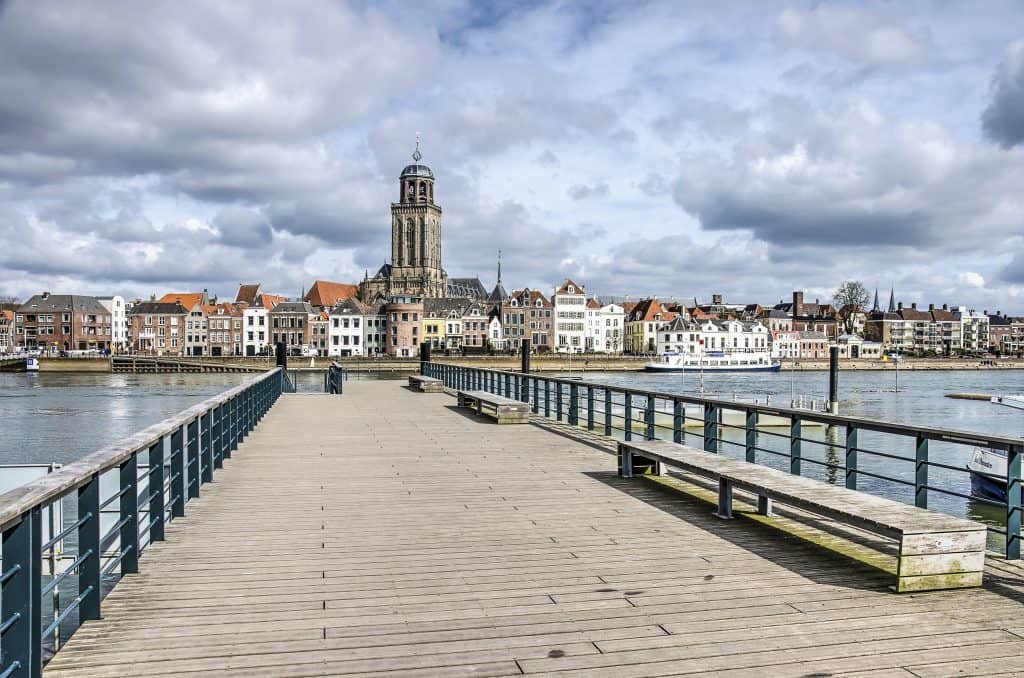 pier en uitzicht over het centrum van Deventer in Overijssel