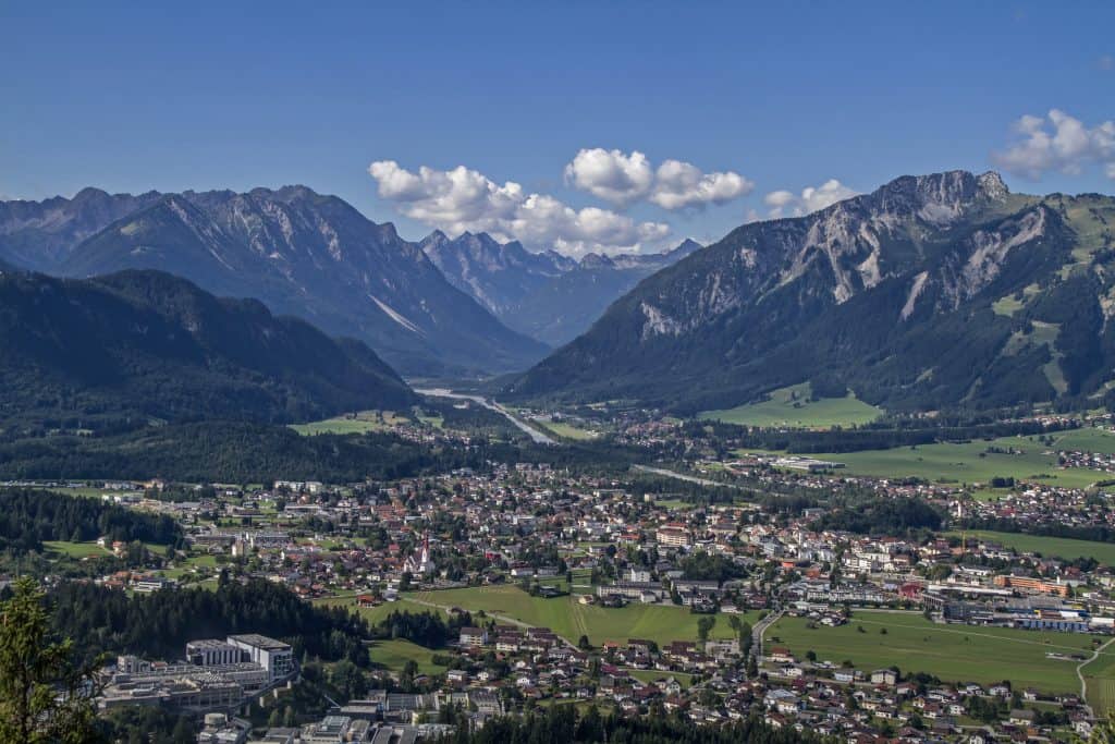 Uitzicht over Reutte in Oostenrijk