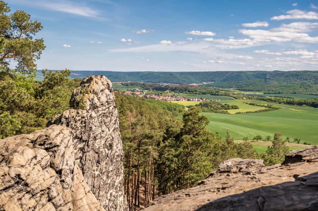 Uitzicht vanaf de Duivelsmuur bij Blankenburg in de Harz, Duitsland