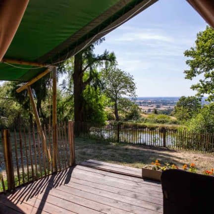 Uitzicht vanaf vodatent minicamping château de satenot in frankrijk