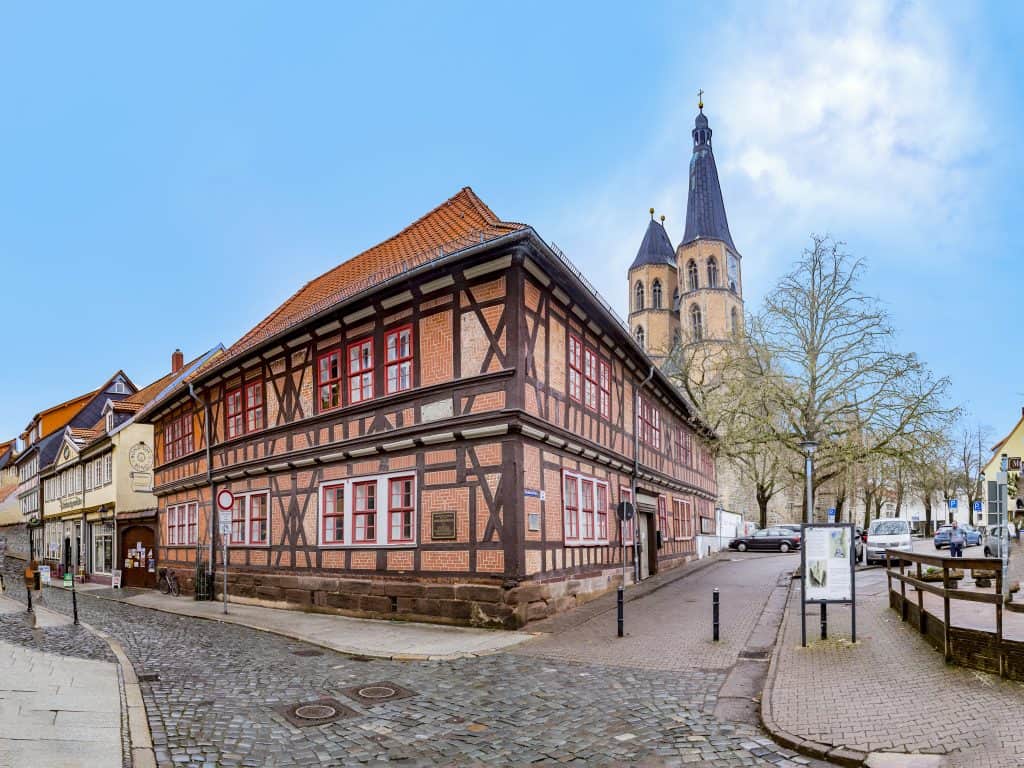 Vakwerkhuis en kerk in Nordhausen, Duitsland