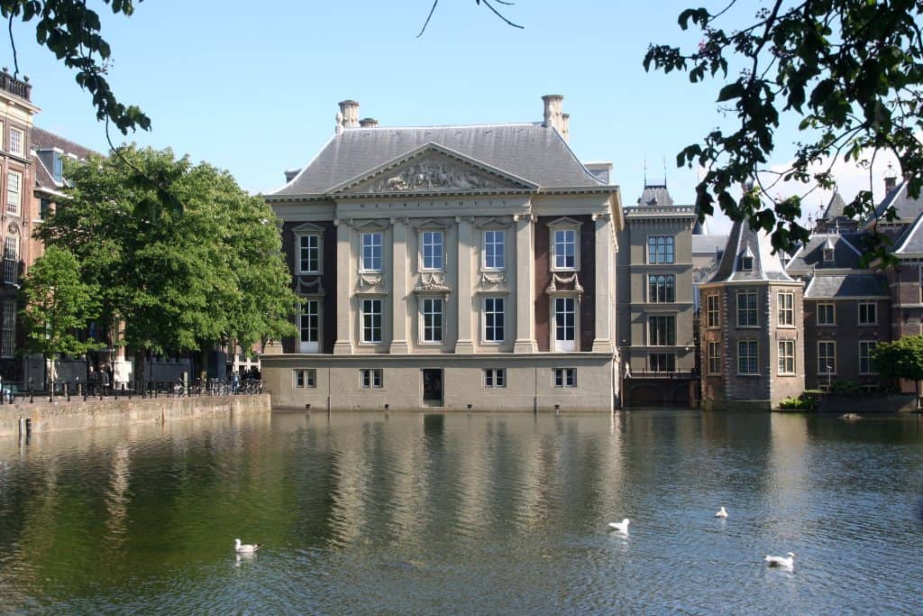 Uitzicht op het Mauritshuis museum in Den Haag