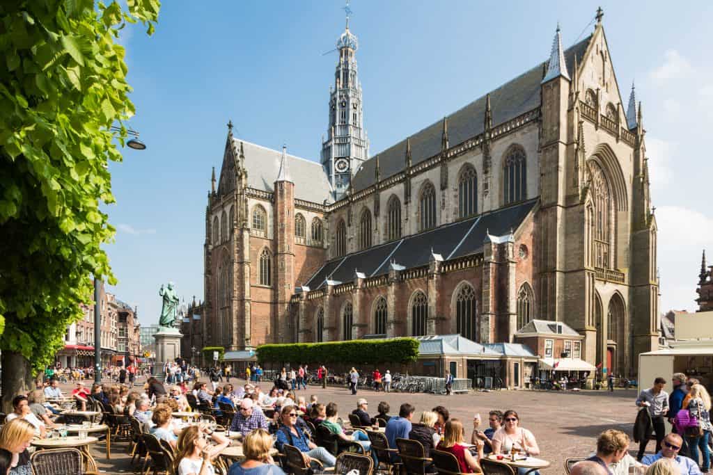Grote markt in Haarlem met st. Bavokerk