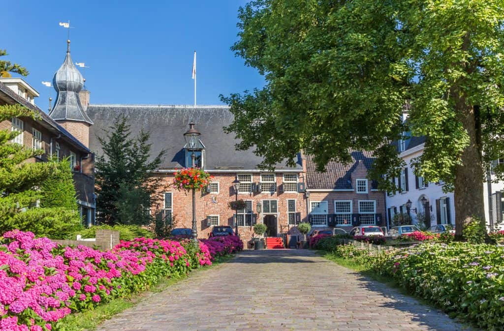 Straat met bloemen en uitzicht op kasteel van Coevorden