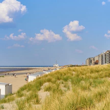 Strand en bebouwing in Nieuwpoort, België