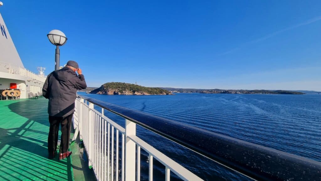 Uitzicht vanaf de veerboot op de kust van Noorwegen