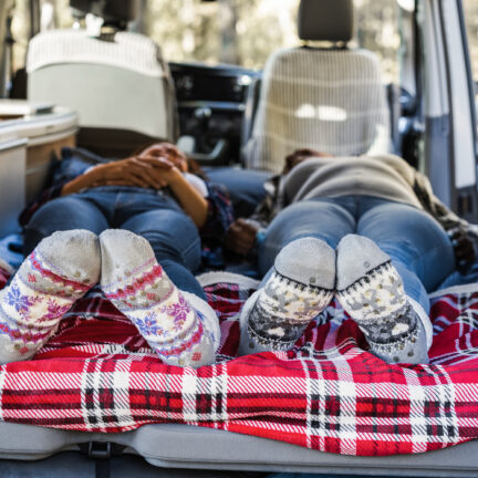 Voeten met sokken in een kleine camper