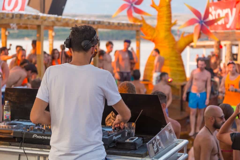 DJ aan het draaien op het strand