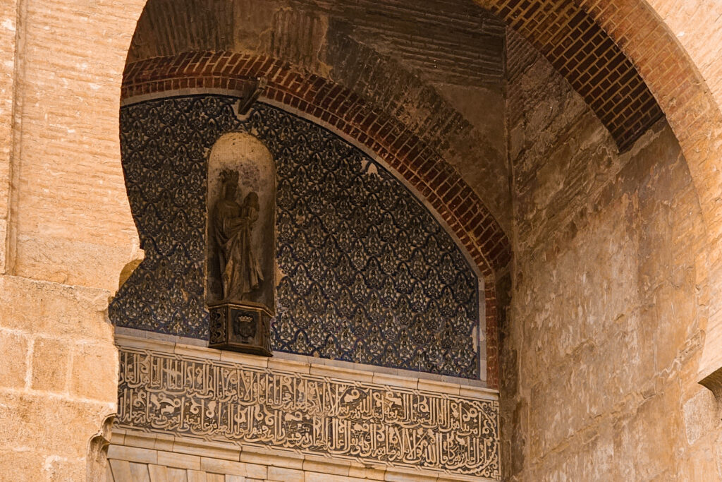 Ingangspoort van het Alhambra in Granada