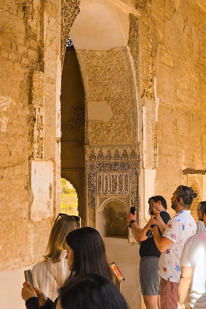 Islamitsche symbolen in de muren van het Nasrid paleis in het Alhambra, Granada