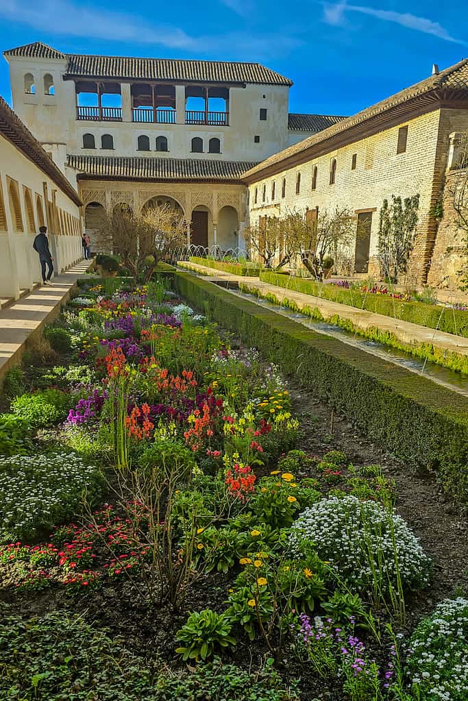 Patio de la Acequia van de Generalife tuinen in het Alhambra, Granada