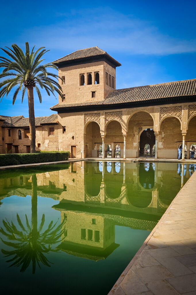 Vijver van het Nasrid paleis in het Alhambra, Granada